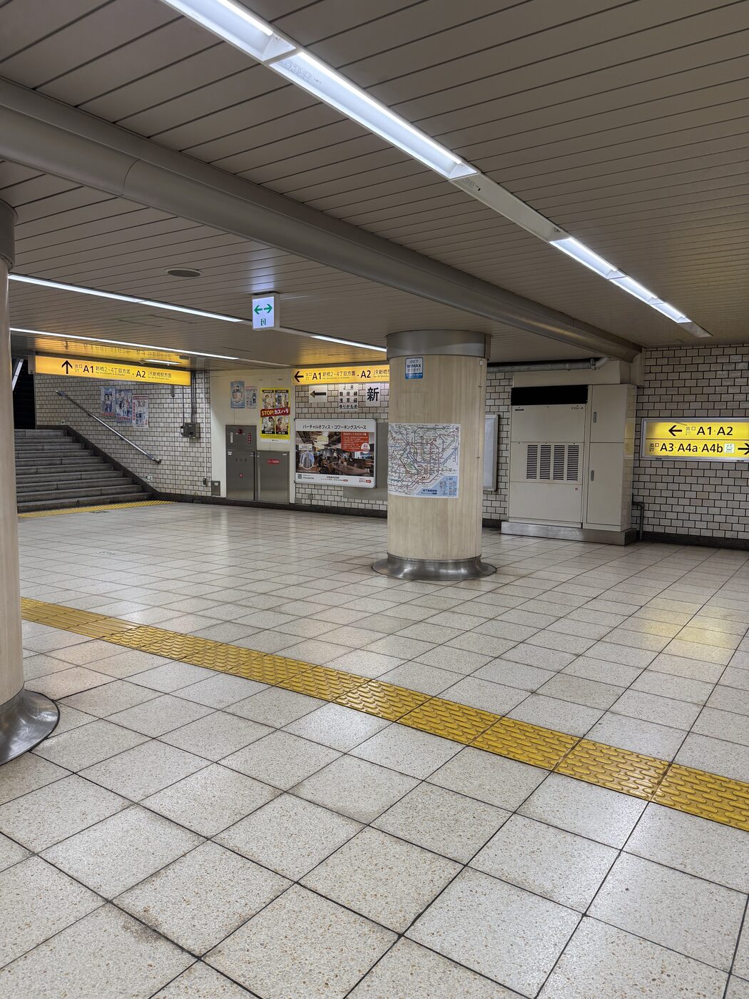 A1・A2／JR新橋駅方面の案内サイン