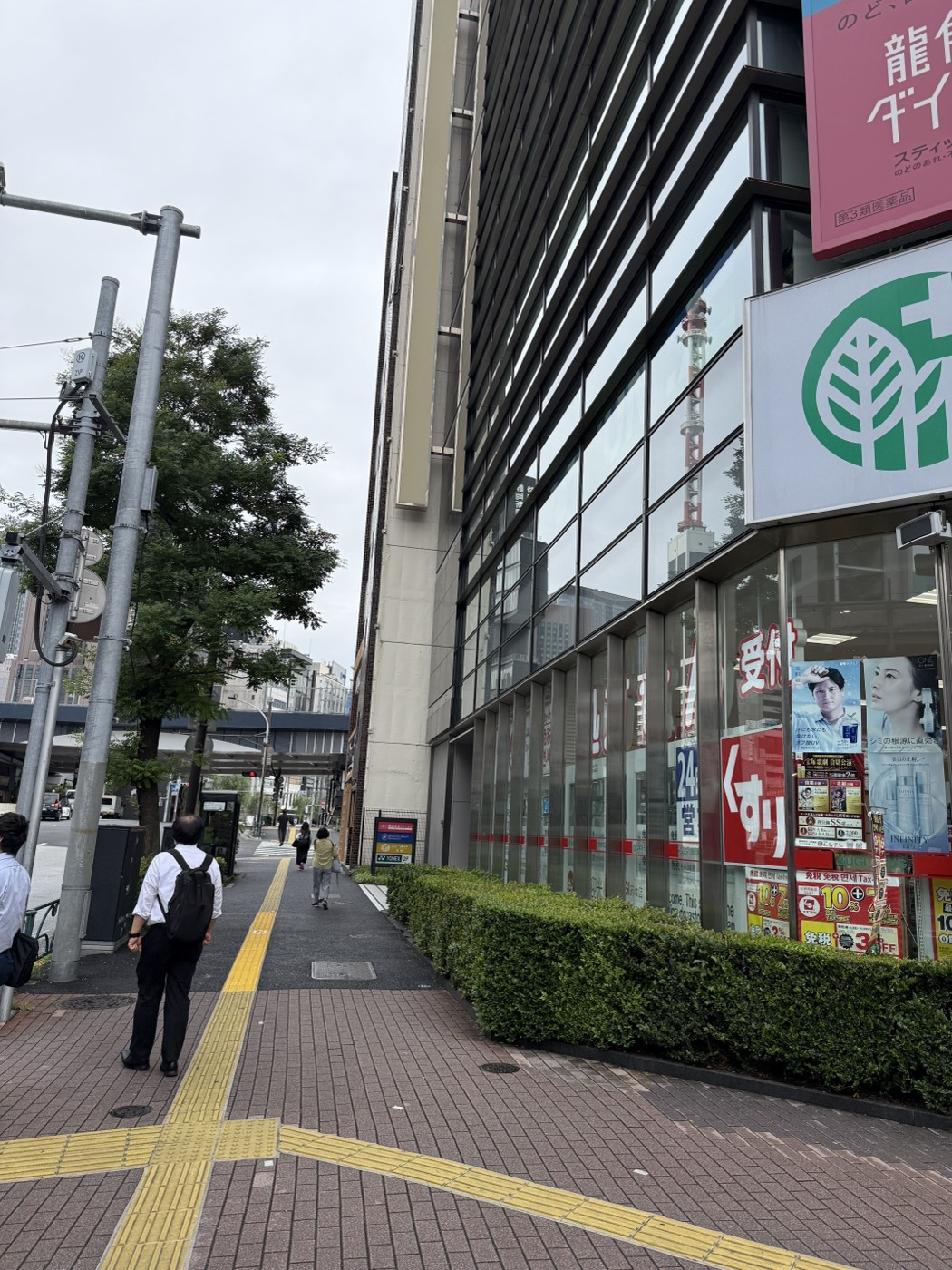 出口5を上がってスギ薬局のビル（新橋プレイス）へ