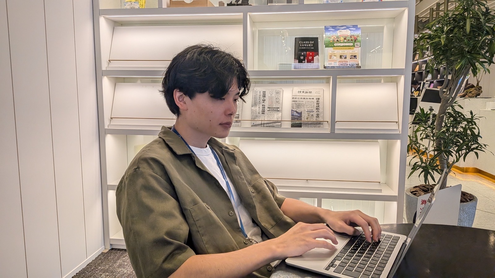 オフィスでノートパソコンに向かって働くトレカプロのメンバー