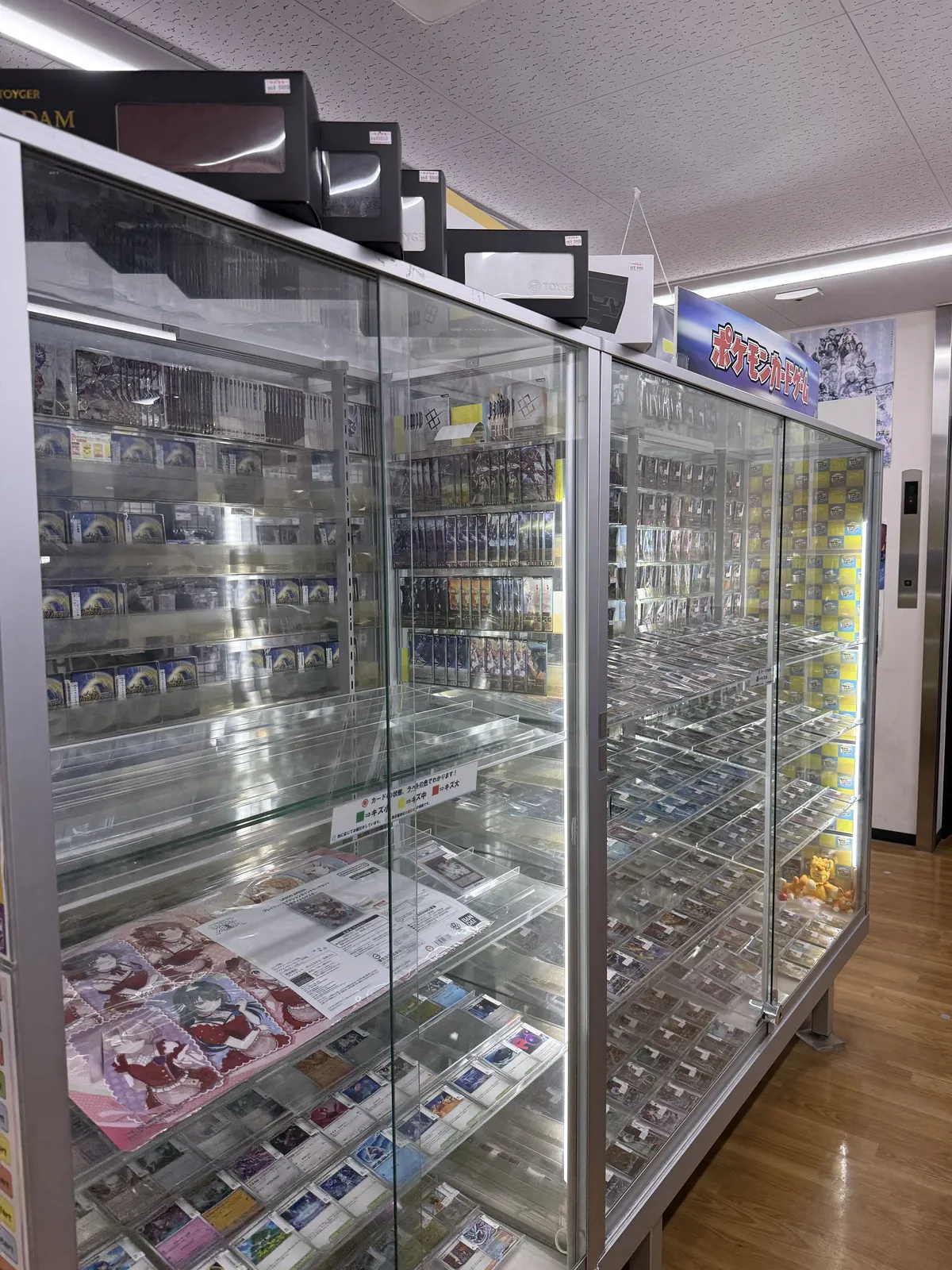 ガラスケースに整理して並べられたシングルカードの売り場