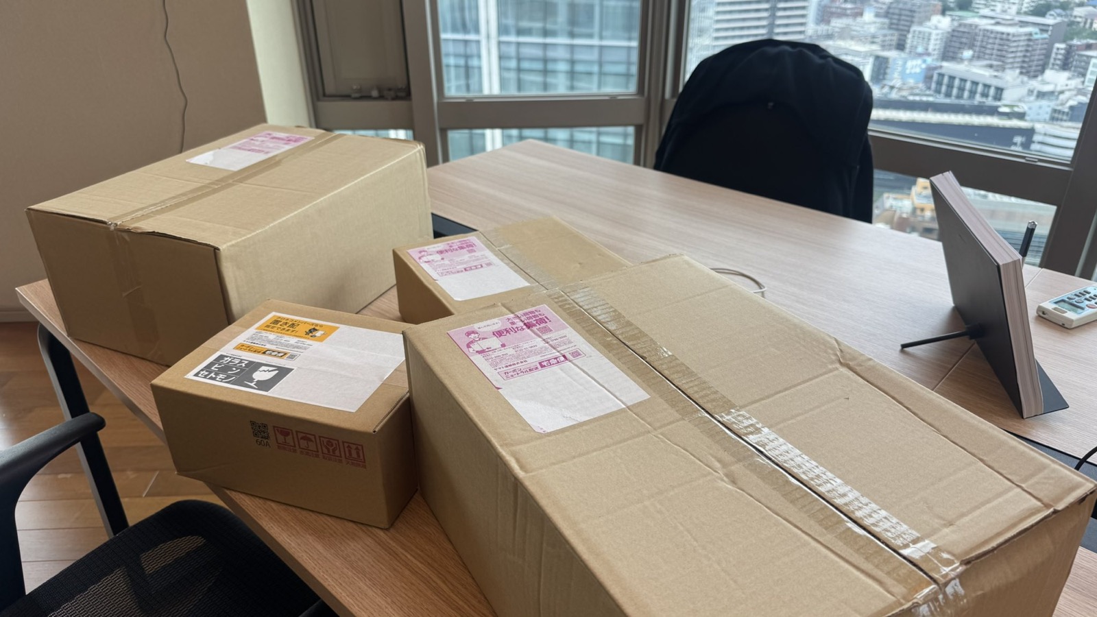 自宅のデスクに届いた複数の段ボール