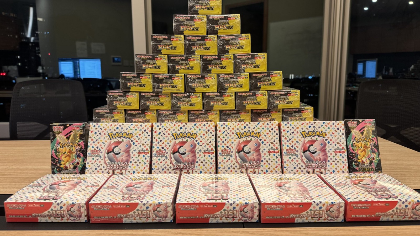 MEGAドリームexと151のBOXで組まれたピラミッド