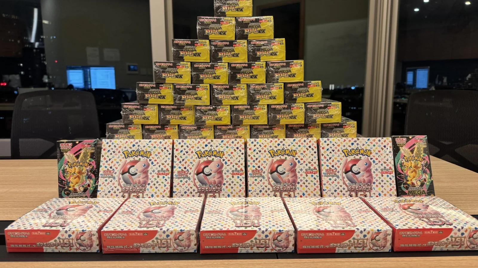 MEGAドリームexと151のBOXで組まれたピラミッド