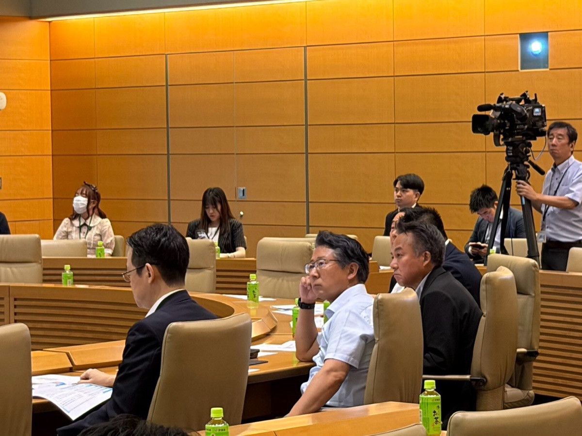 トレーディングカード振興議員連盟の設立総会の会場。議員や業界関係者が着席し、後方には報道のテレビカメラも入っている