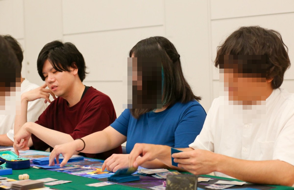 友人同士でカードを持ち寄って対戦する様子