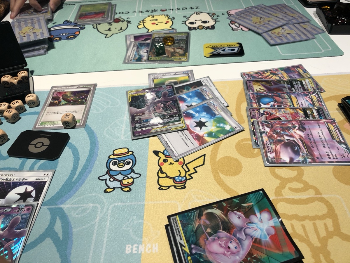 TAG TEAM GX時代のカードを並べたプレイマット上の対戦の様子