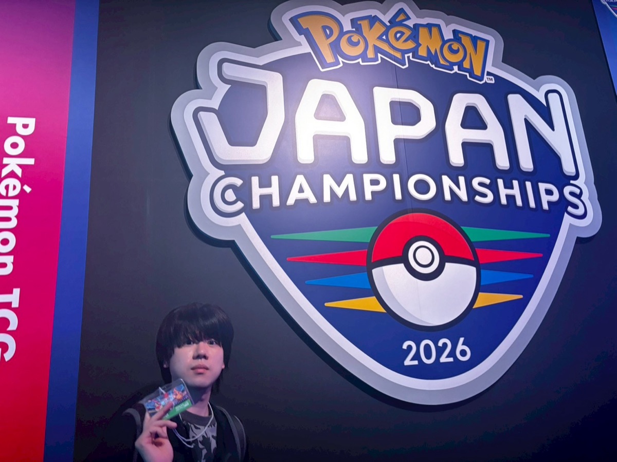 ポケモンジャパンチャンピオンシップス2026の会場ロゴ前に立つ丸山雄河